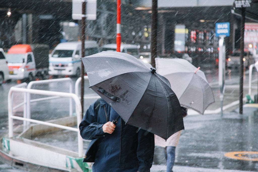 沖縄で台風直撃に備えて台風対策ー吹き返しの風には要注意